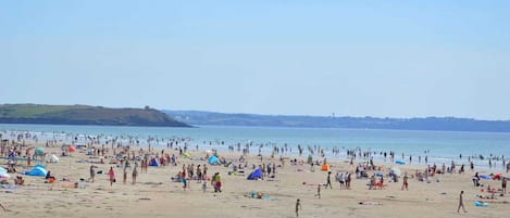 Perto da praia, espreguiçadeiras 