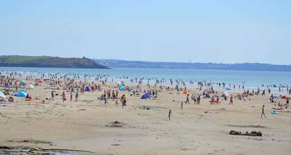 Spacious villa with sea view, 200 m from the beach.