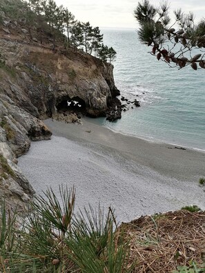 Beach nearby, sun loungers - Spacious villa with sea view, 200 m from the beach. (Saint-Nic)