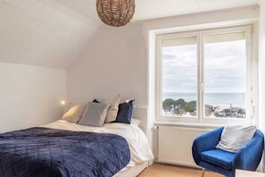 4 bedrooms, desk, iron/ironing board, travel crib - Spacious villa with sea view, 200 m from the beach. (Saint-Nic)