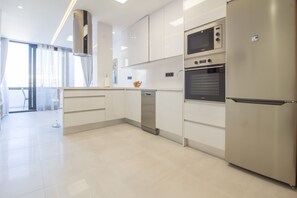 Een koelkast, een microgolfoven, een oven, een vaatwasser