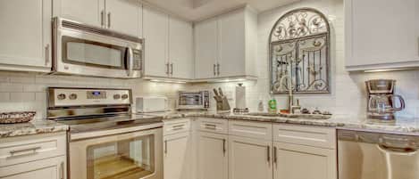 冷蔵庫、電子レンジ、オーブン、コンロ