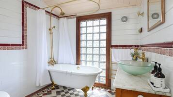Combined shower/bathtub, hair dryer, towels