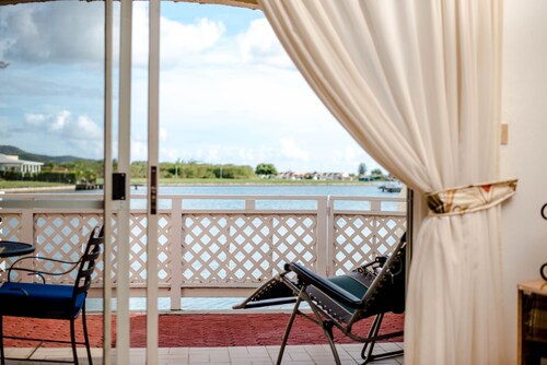 Seascape Villa 403E Jolly Hbr is a waterside  condo  10 mins walk  to the Beach.