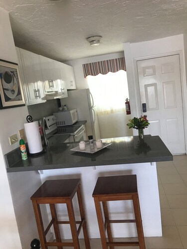 Seascape Villa 403E Jolly Hbr is a waterside  condo  10 mins walk  to the Beach.