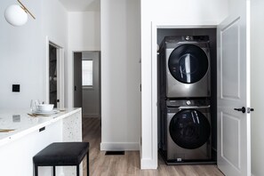 Interior - ★House for 4★Parking★Washer+Dryer★Patio★Walking Neighborhood  (Cincinnati)