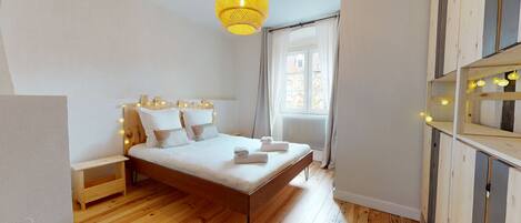 2 bedrooms, iron/ironing board, free WiFi, bed sheets