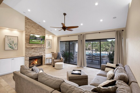 Televisión y chimenea 