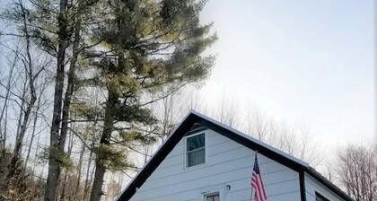 Peaceful, Cozy Getaway - Near Skiing, fishing, snowmobiling, ATV, UMF, FMH