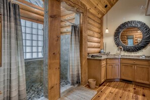 Hair dryer, towels - Family Mountain Retreat: Waterfront & Fireplace (MILL SPRING)