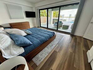 6 bedrooms, desk, iron/ironing board, travel cot