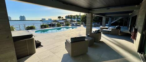 Alberca al aire libre y alberca climatizada