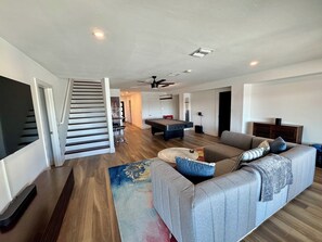 Smart-tv, een tafeltennistafel, een stereo en een computerscherm