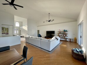 Smart-tv, een tafeltennistafel, een stereo en een computerscherm