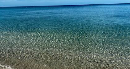 Grand Waterfront House, Breathtaking Views, private backyard with pool/hot tub