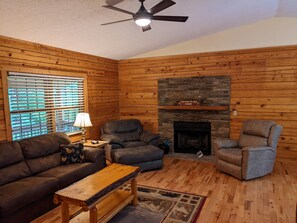 Smart TV, fireplace - Almost Hiking - close to downtown attractions and a short drive to hiking (Logan)