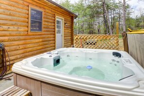Outdoor spa tub - Almost Hiking - close to downtown attractions and a short drive to hiking (Logan)