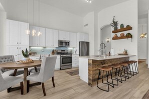 Refrigerador, microondas, horno y lavavajillas