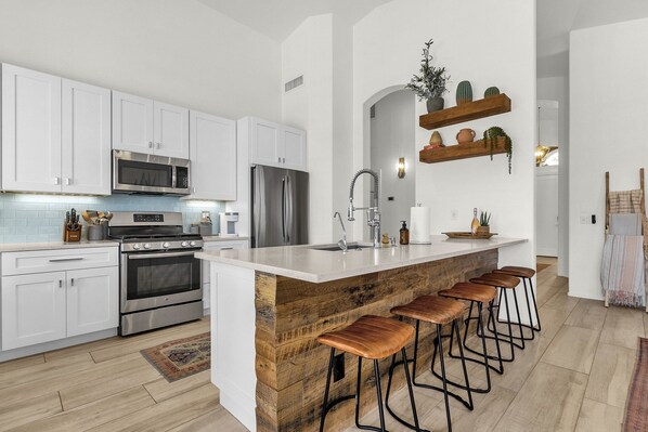 Refrigerador, microondas, horno y lavavajillas