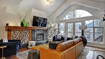 Téléviseur, foyer, livres