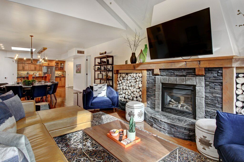 Smart TV, chimenea y libros 