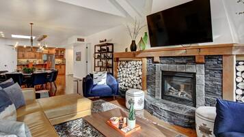 Smart TV, chimenea y libros