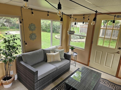 Relaxing 2 Bed 2 Bath with Garage!