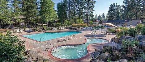 Alberca al aire libre y alberca climatizada