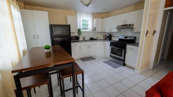 Réfrigérateur, micro-ondes, plaque de cuisson, cafetiÚre/bouilloire