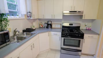 Réfrigérateur, micro-ondes, plaque de cuisson, cafetiÚre/bouilloire