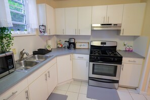 Frigorífico, microondas, placa de cocina y cafetera o tetera