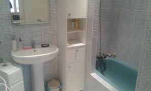 Ensemble douche/baignoire, sèche-cheveux, papier toilette