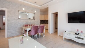 Luxury-Apartment | Wohnbereich | 43-Zoll-LCD-Fernseher mit Satellitenempfang, Fernseher