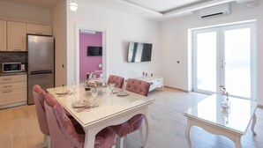 Luxury-Apartment | Essbereich im Zimmer