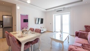 Luxury-Apartment | Essbereich im Zimmer