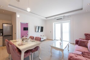 Apartamento superluxo | Opções para refeição no quarto