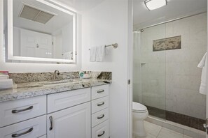 淋浴设施、吹风机、毛巾