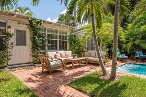 Alberca climatizada y camastros 