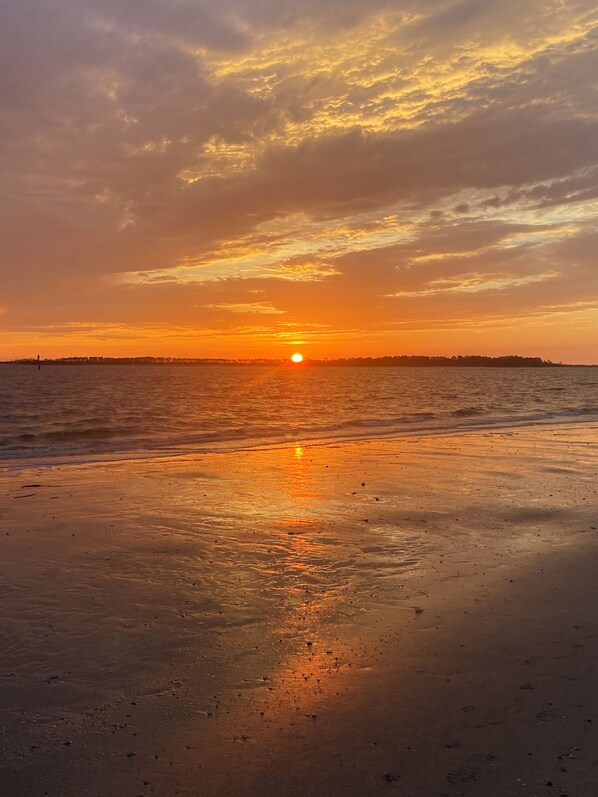 Beach nearby - Golf views on 4th tee box. Close drive to beach. Clean linens provided for fee. (Edisto Beach)