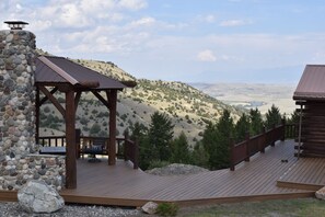 Terrace/patio - Minutes from Yellowstone (Emigrant)