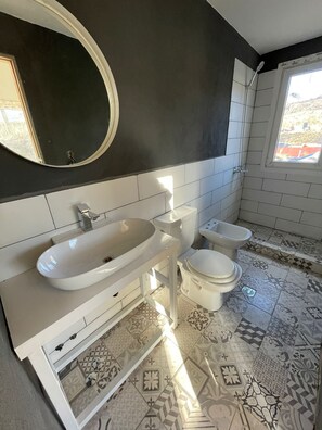 シャワー付き浴槽、ビデ、タオル、トイレットペーパー