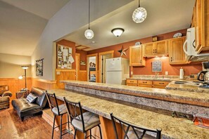 Interior - MID LAKE HIDEAWAY, FISHING FAMILY OUTDOOR FUN (Guntersville)