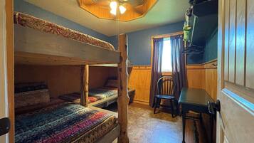2 bedrooms, desk, free WiFi, bed sheets