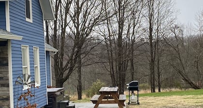 Cozy Country farmhouse with Hot Tub