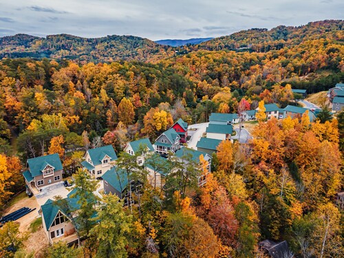 FLIPFLOP LODGE-KING BEDS-HOT TUB-HEATED  POOL-FASTWIFI-BBQ-GAMES-5MIN TO PARKWAY