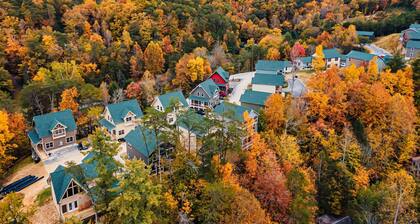 FLIPFLOP LODGE-KING BEDS-HOT TUB-HEATED POOL-FASTWIFI-BBQ-GAMES-5MIN TO PARKWAY