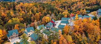 FLIPFLOP LODGE-KING BEDS-HOT TUB-HEATED POOL-FASTWIFI-BBQ-GAMES-5MIN TO PARKWAY