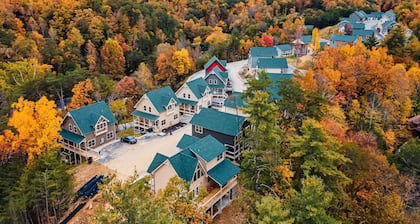 FLIPFLOP LODGE-KING BEDS-HOT TUB-HEATED POOL-FASTWIFI-BBQ-GAMES-5MIN TO PARKWAY