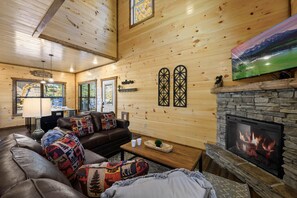 Smart TV, caminetto, videogiochi, libri