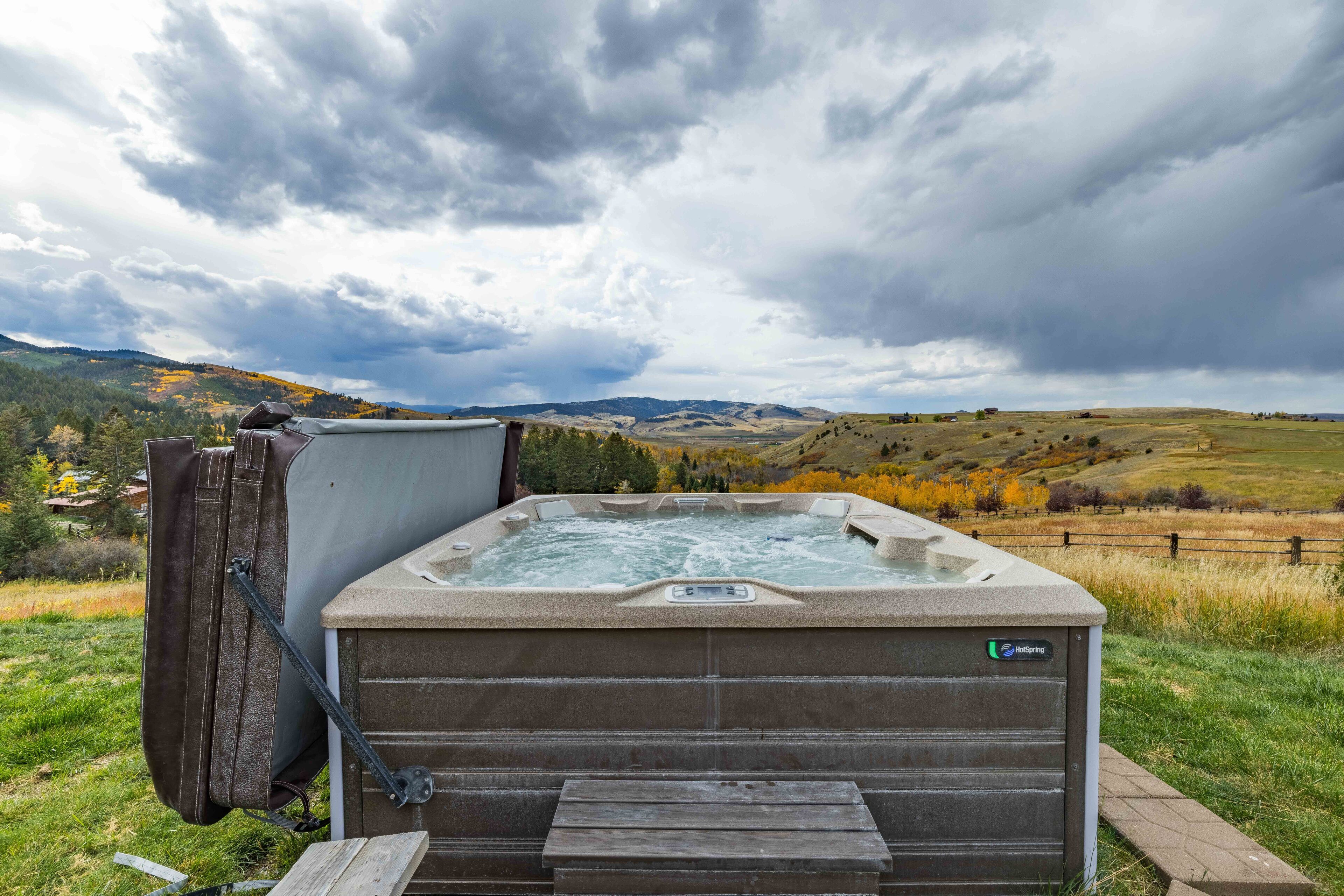 Home w/ hot tub, fireplace & easy access to Big Sky, Yellowstone and Bozeman - Big Bear Retreat